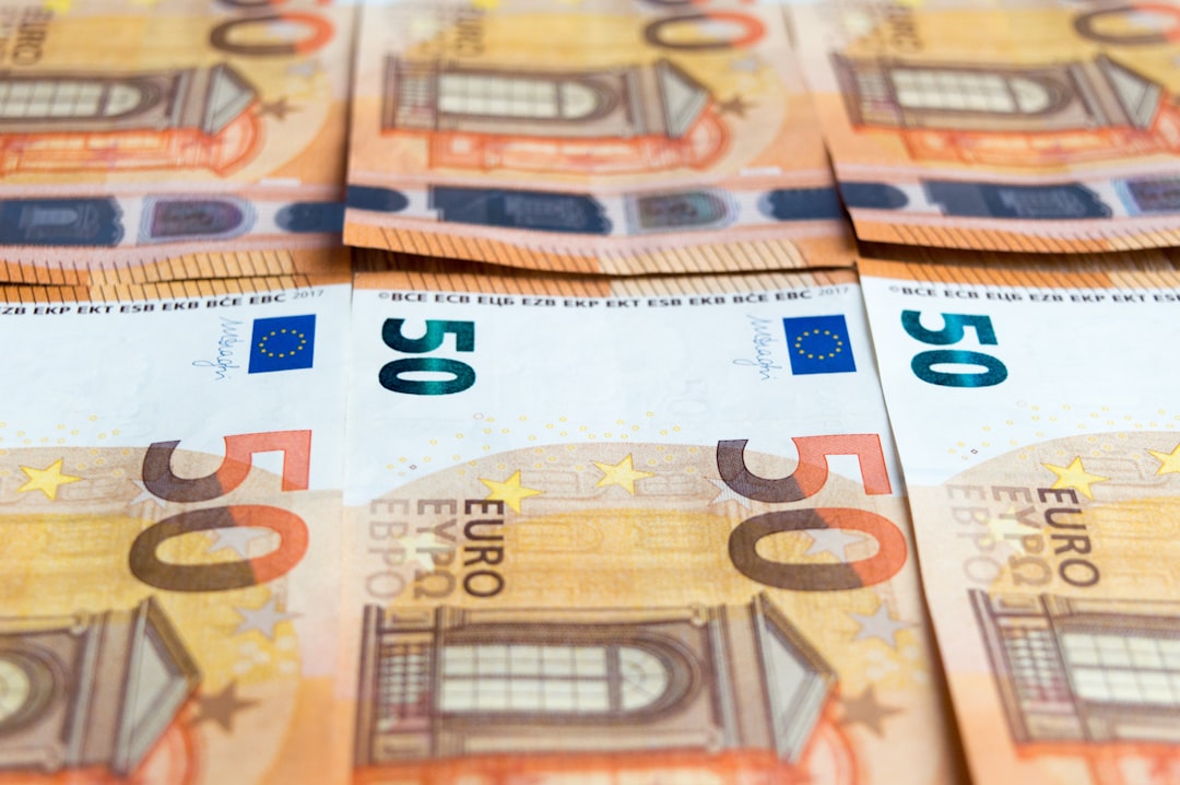 Stipendi dirigenti: aumenti medi di circa 500 euro lordi al mese e arretrati fino a 5.200 euro