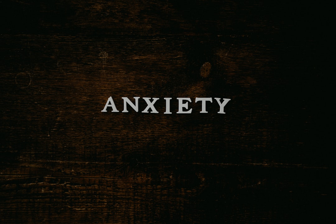 La parola ANXIETY scritta con lettere bianche su uno sfondo scuro di legno, simbolo dello stress da gestire per la maturità