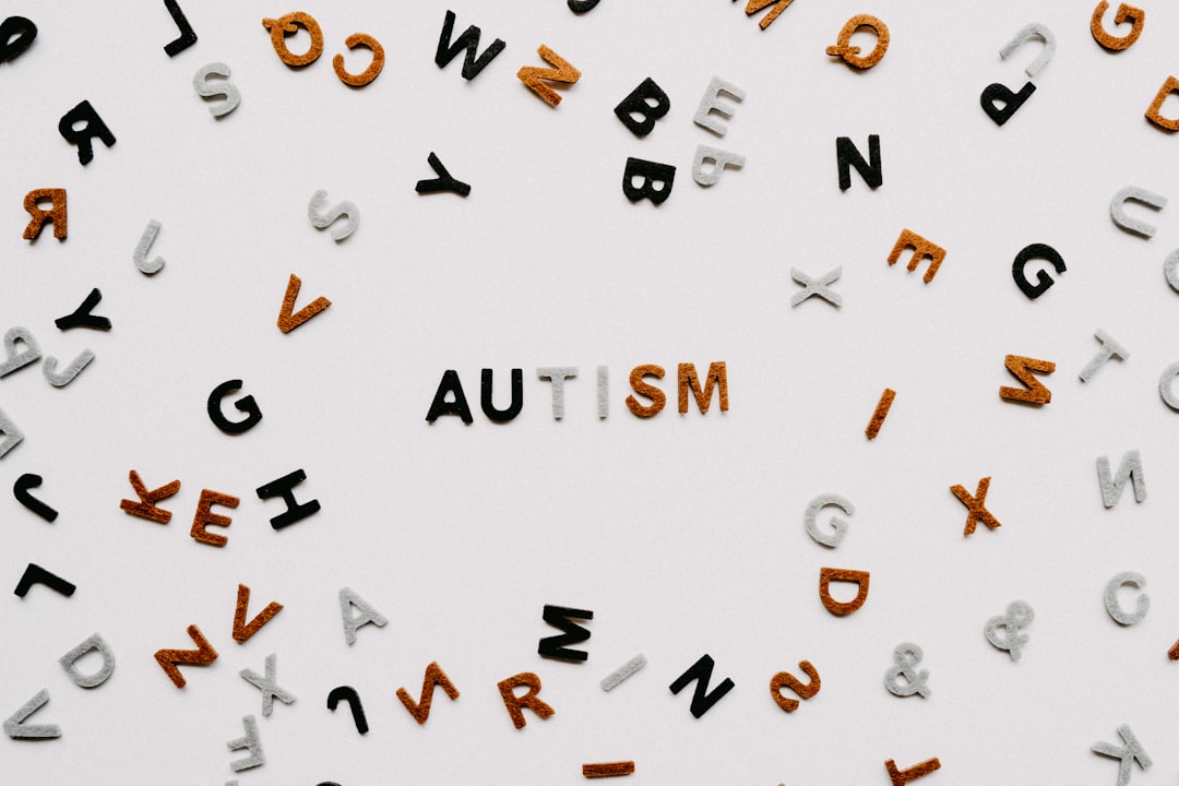 Parola Autismo scritta con lettere sparse, focus su neurodiagnosi precoci e prudenza nell'etichettare bambini piccoli con autismo.