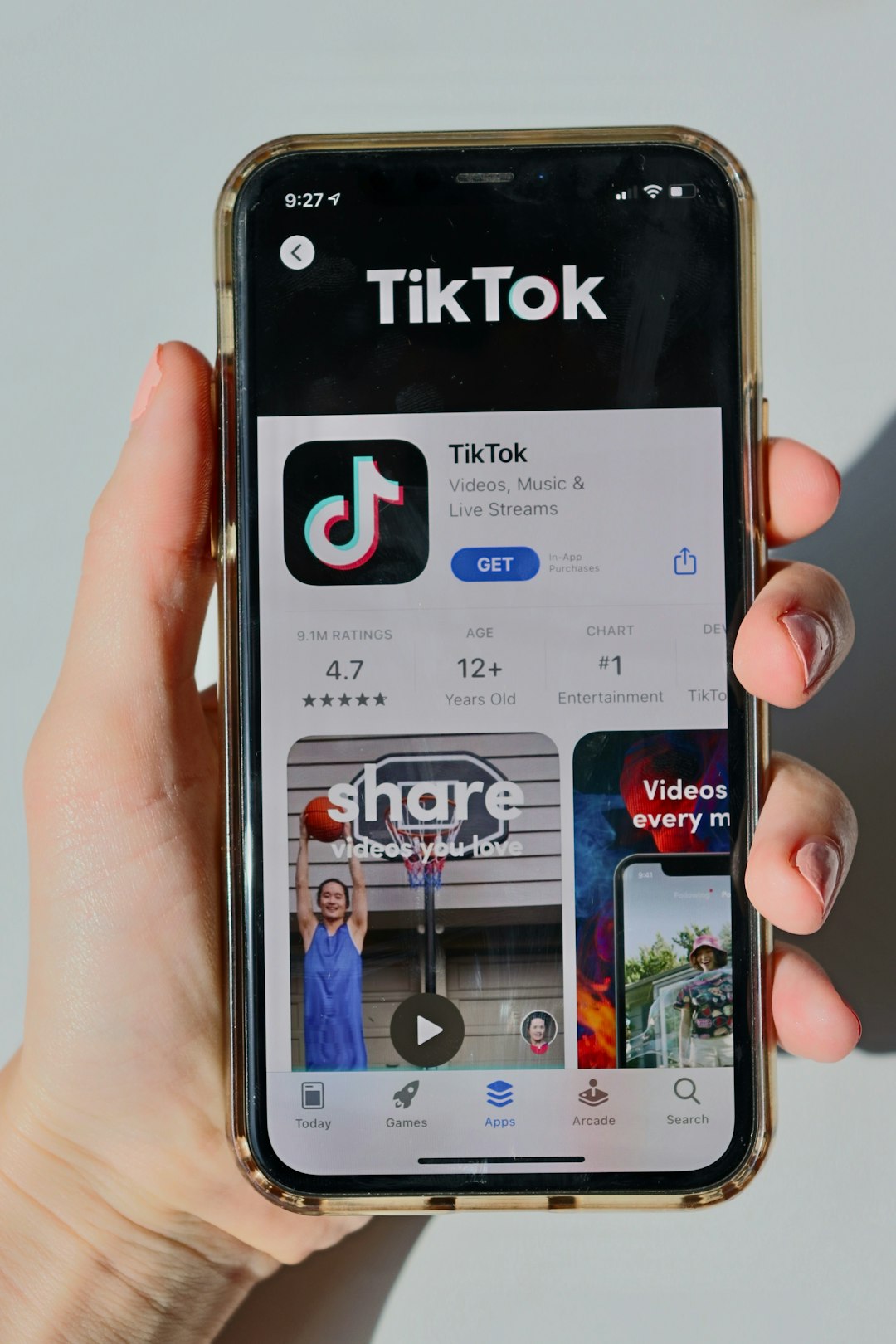 Smartphone con schermata dell'app TikTok: riflessioni sull'uso dei social media a scuola e l'esclusione di studenti senza TikTok.