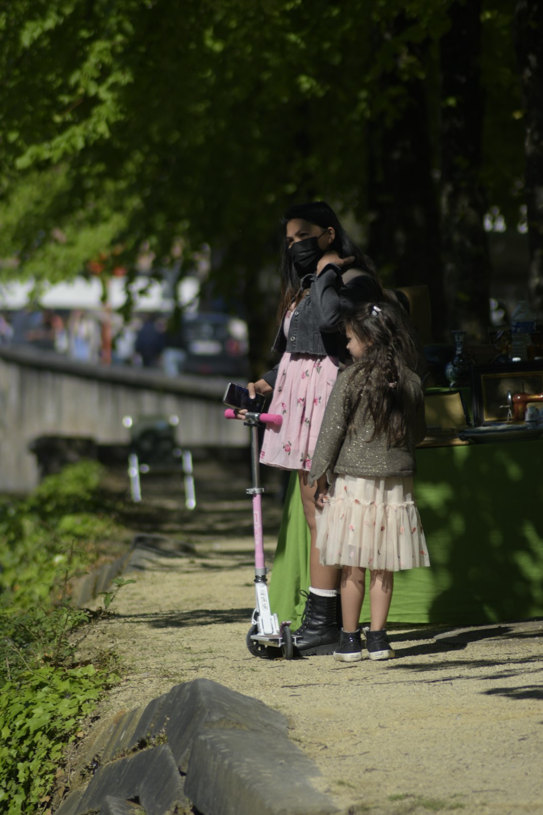 Compiti estivi e IA: madre e figlia con monopattino, preparazione al ritorno a scuola con l'aiuto dell'intelligenza artificiale.