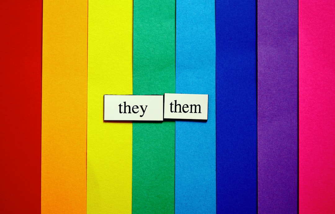 Arteterapia inclusiva: pronomi they them su sfondo arcobaleno, simbolo di identità e accettazione per BES e DSA attraverso il colore.