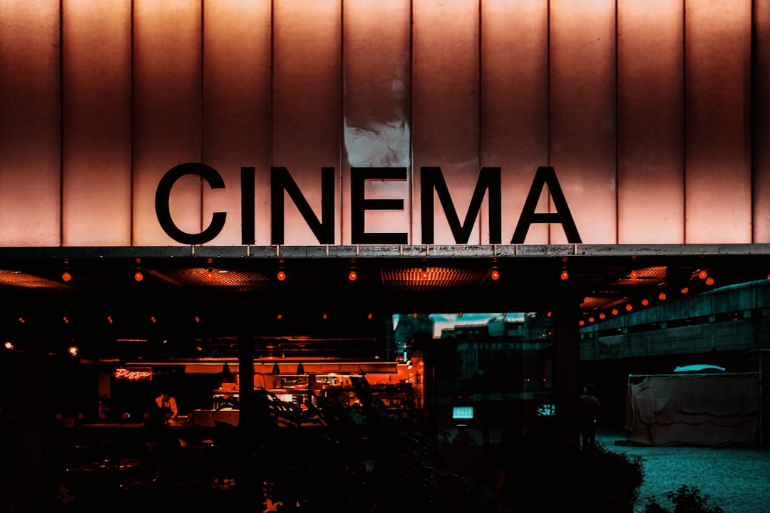 Insegna luminosa Cinema: metafora della cultura e del pensiero critico in Fahrenheit 451, strumento di insegnamento e libertà.