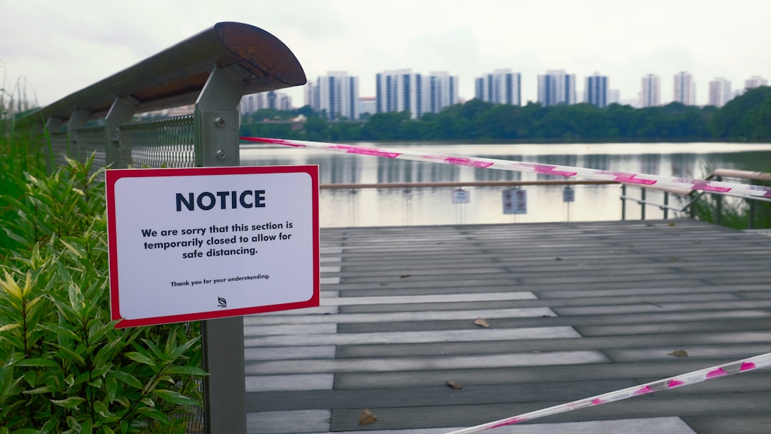 Cartello di avviso chiusura temporanea area pubblica a Singapore, misura di sicurezza e distanziamento sociale, contesto punizioni corporali