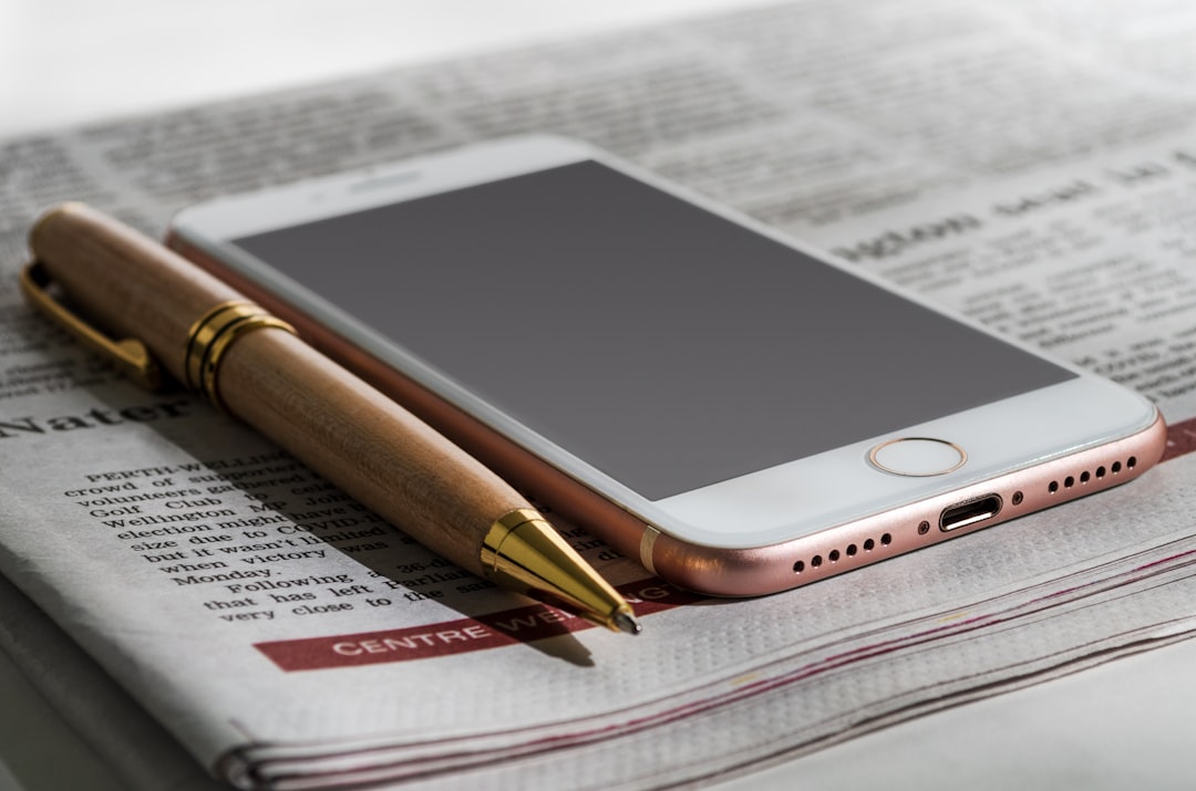 Carta e penna contro smartphone: il piano Valditara per la scuola tra neuroscienze e investimenti sull'IA