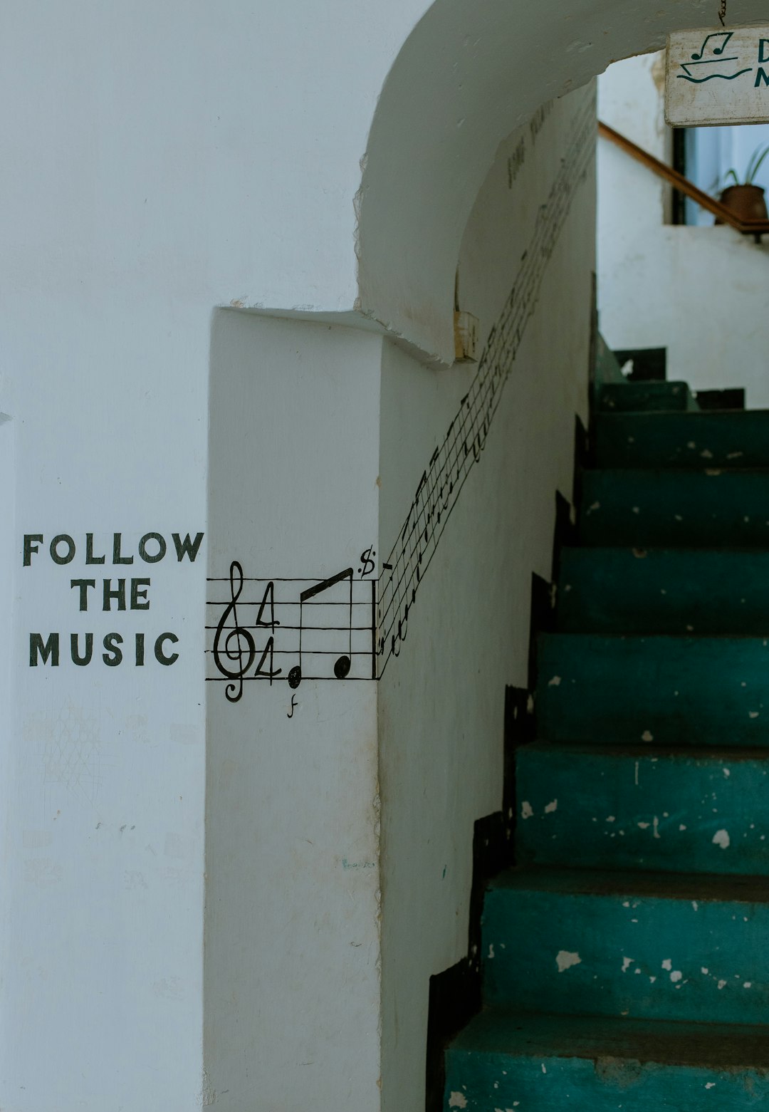 Insegnare con la musica: "Society" di Into the Wild come strumento didattico sul consumismo
