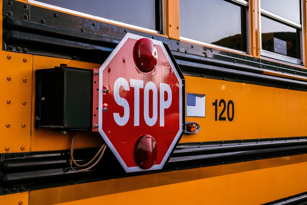 Scuolabus americano con segnale di stop: implicazioni per la mobilità dei dirigenti scolastici e le assenze previste dal CCNL.
