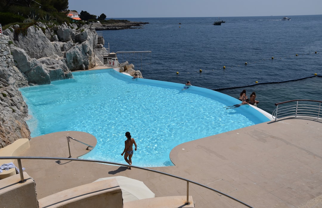 Francia sotto l’afa: 53 °C in una scuola e alunni accompagnati gratis in piscina di un camping