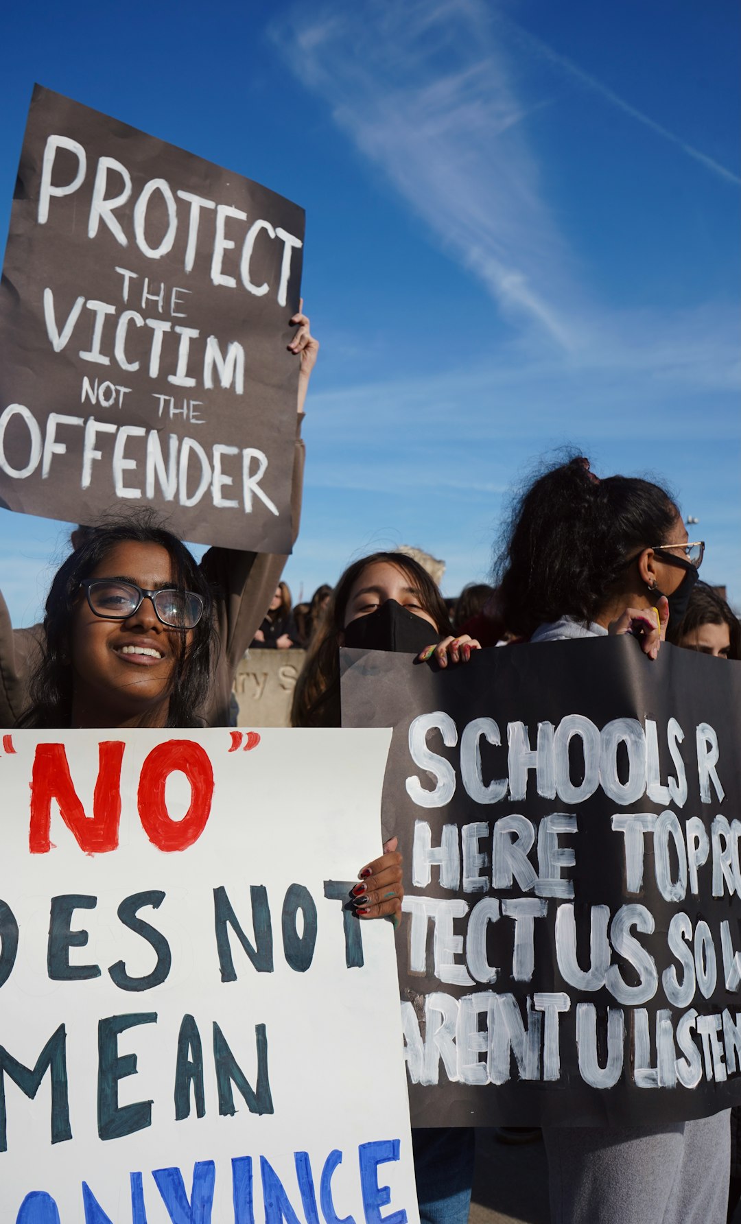 Studenti manifestano per le vittime del terrorismo, cartelli con slogan per la giustizia e la memoria durante la commemorazione scolastica.