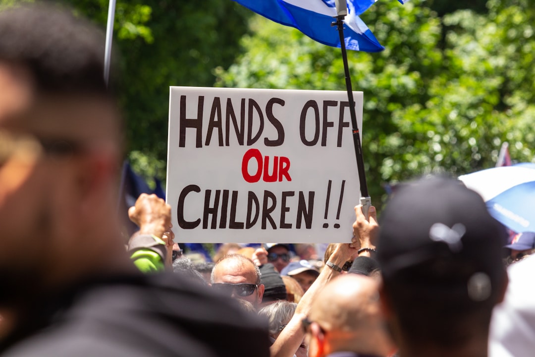 Giù le mani dai bambini: proteggere i minori da violenza e traumi in età evolutiva