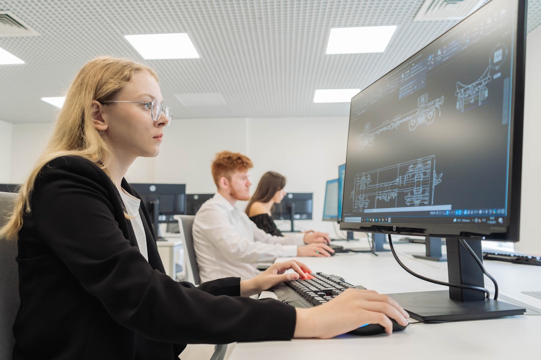 Competenze digitali e coding tra le ragazze europee: leadership nell’uso di software, ma ritardo nella programmazione secondo Eurostat