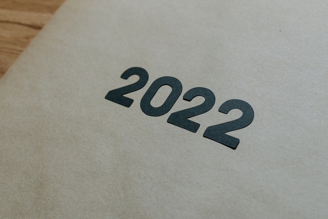 Anno 2022 su sfondo neutro, simbolo del cambiamento e dell'innovazione nell'informatica per la scuola media, nuove Indicazioni Nazionali