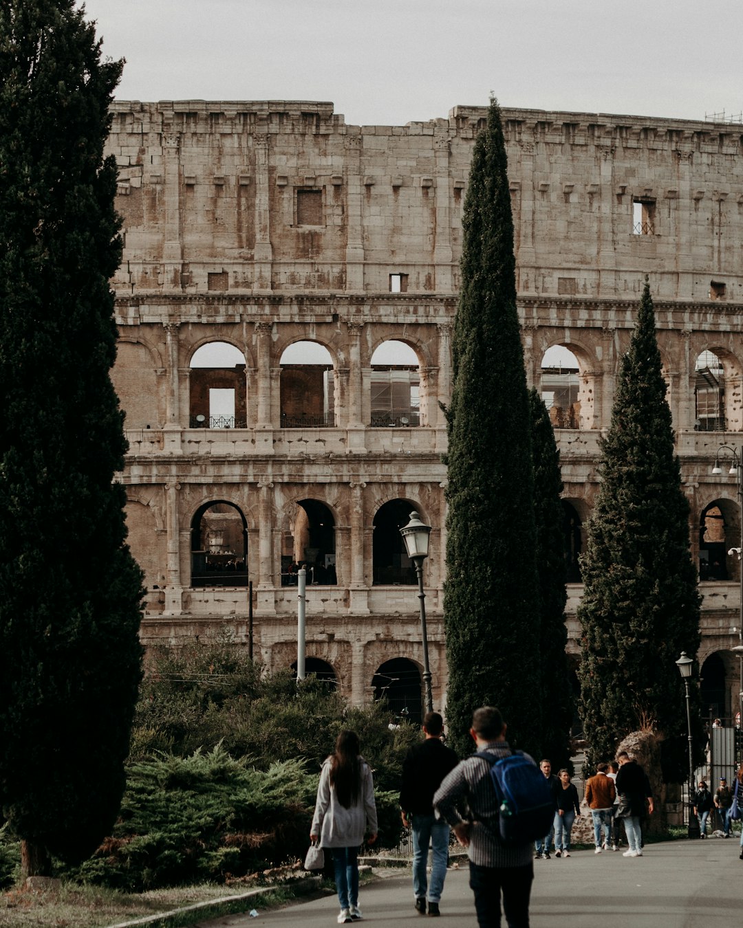 Studenti e Colosseo: metafora delle sfide educative in Italia, un parallelo visivo con Scuole di frontiera e il disagio giovanile
