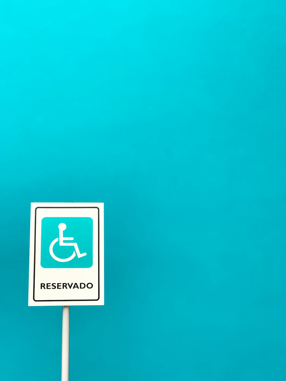 Segnale di parcheggio riservato ai disabili su sfondo blu, rilevante per la riforma sulla disabilità e le nuove convocazioni a visita.