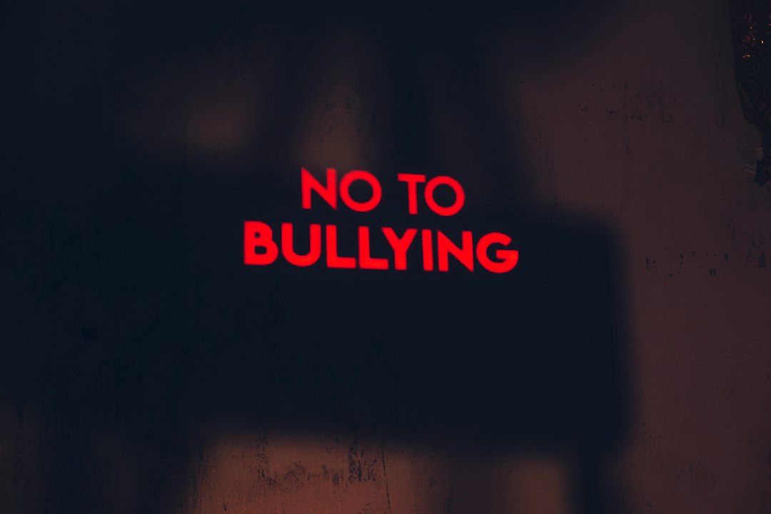 Violenza e bullismo a scuola: l'aggressione con lanciafiamme a Pinerolo e le sanzioni per l'aggressore e i testimoni
