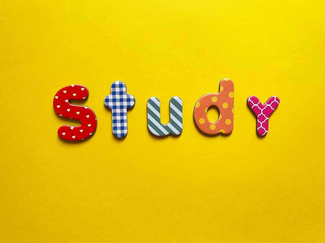 Parola STUDY con lettere colorate su sfondo giallo, focus sulle strategie di valutazione per studenti del secondo ciclo educativo.