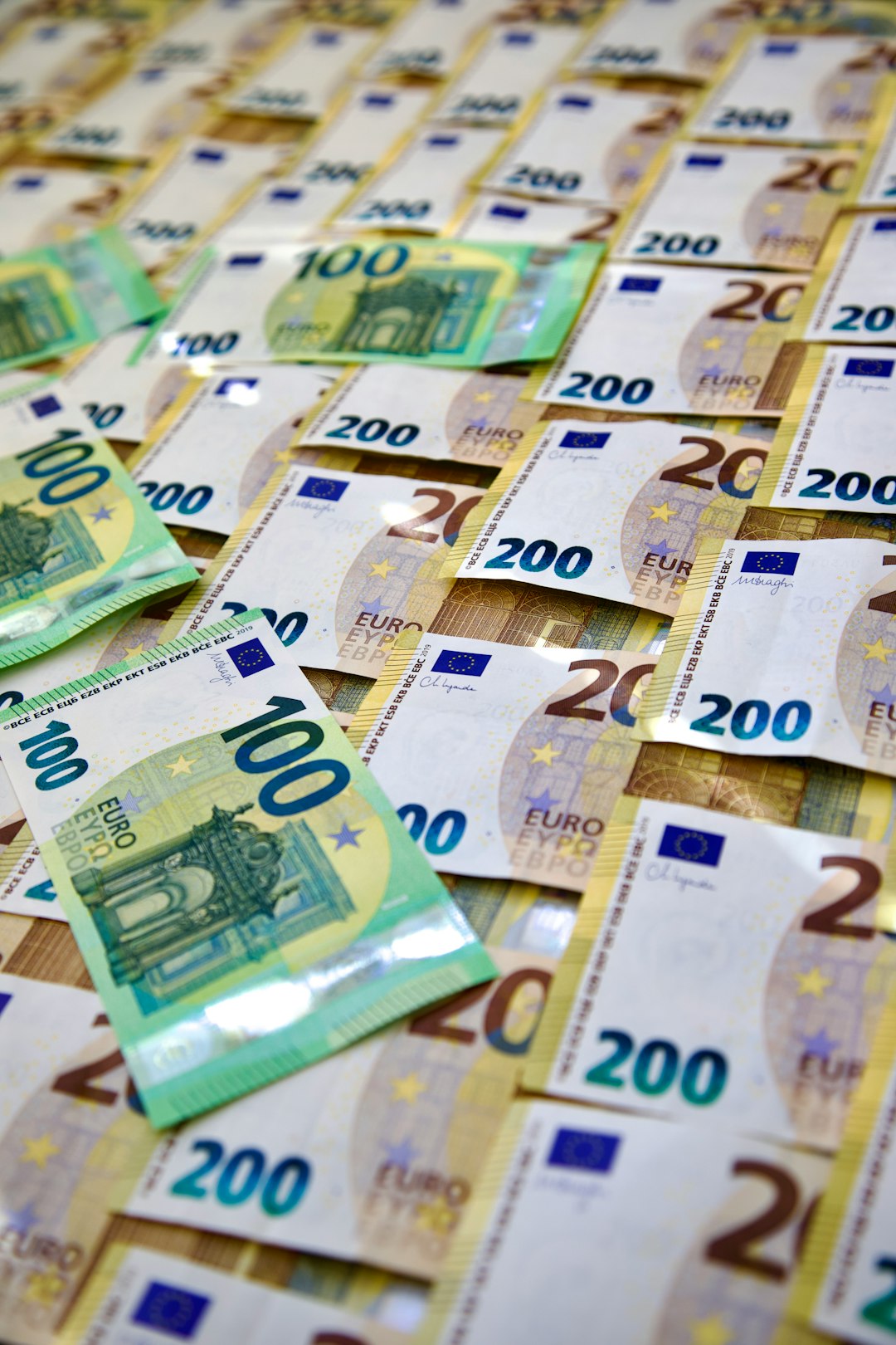 Aumenti stipendi dirigenti scolastici: primi piani di banconote da 20, 100 e 200 euro, simbolo del rinnovo contrattuale e degli arretrati