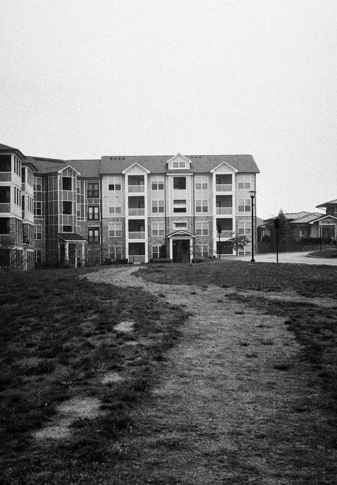Edificio residenziale con balconi, potenziale alloggio per studenti e lavoratori fuori sede secondo il Piano Casa 2026.