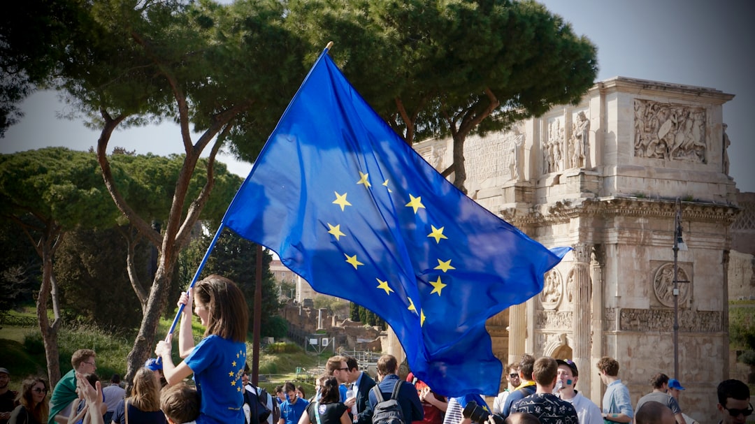 Manifestazione pro Europa a Roma con bandiera UE e persone: focus su inclusione e lotta alla discriminazione delle disabilità.