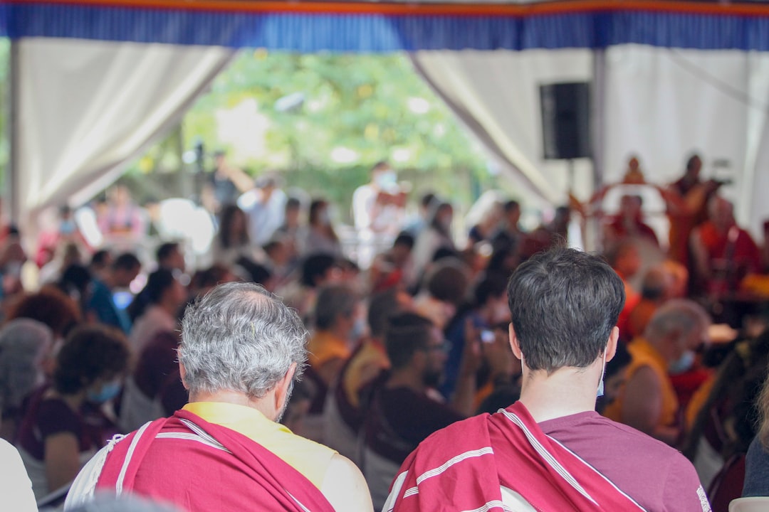 Uditori partecipano a conferenza universitaria, simbolo di dialogo e confronto accademico promossa da Bernini.