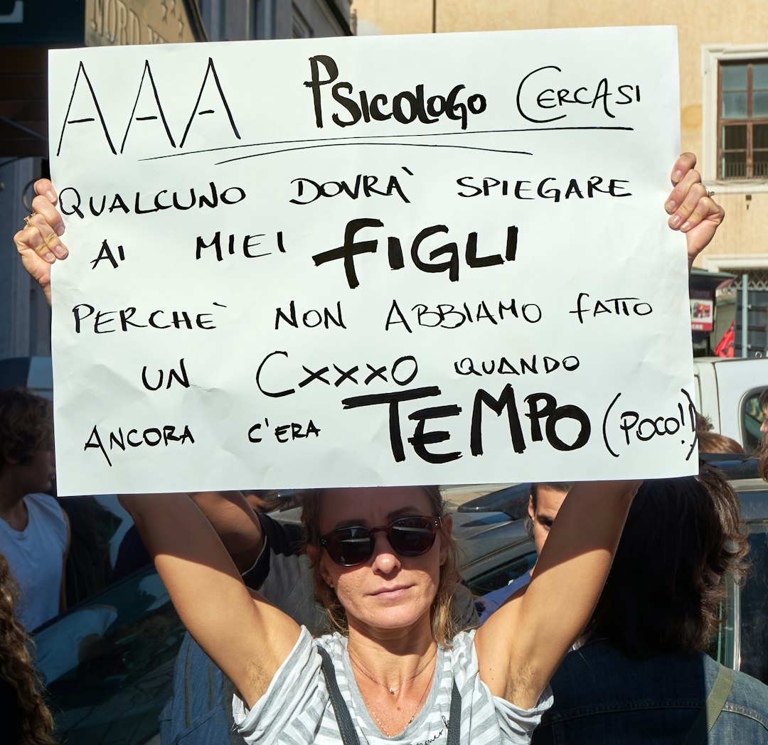 Filosofia alle medie: la proposta per un’ora di pensiero critico e la sfida alla velocità digitale