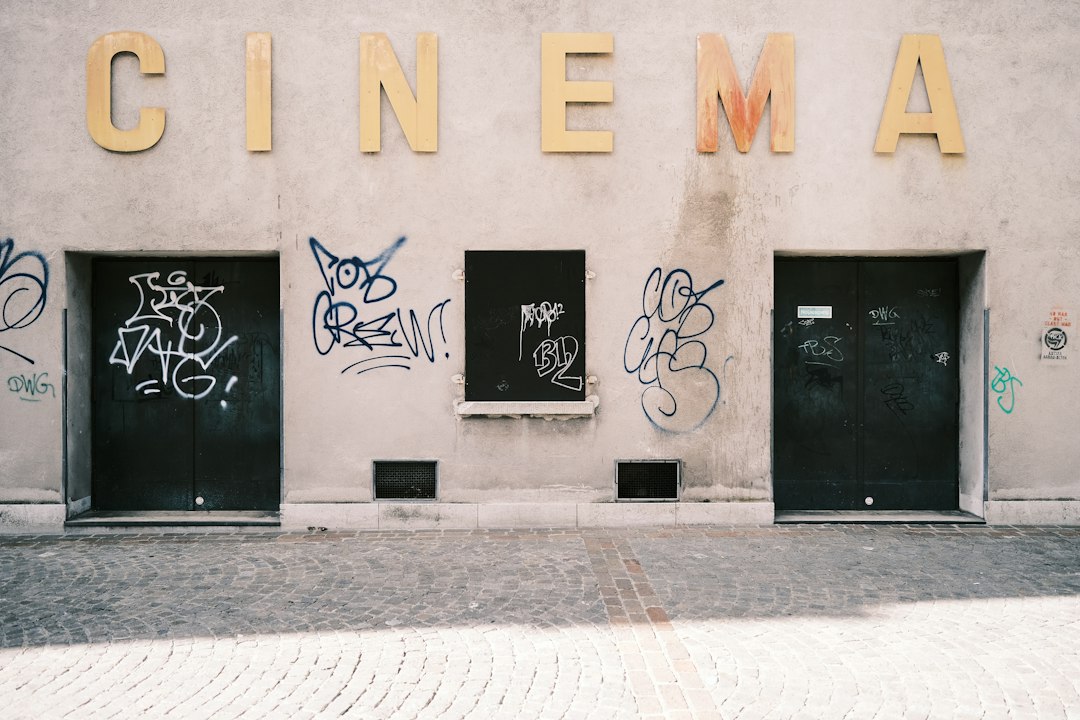 Ingresso di un cinema a Palermo, sede delle Giornate Nazionali del Cinema per la Scuola, con graffiti e insegna "CINEMA".