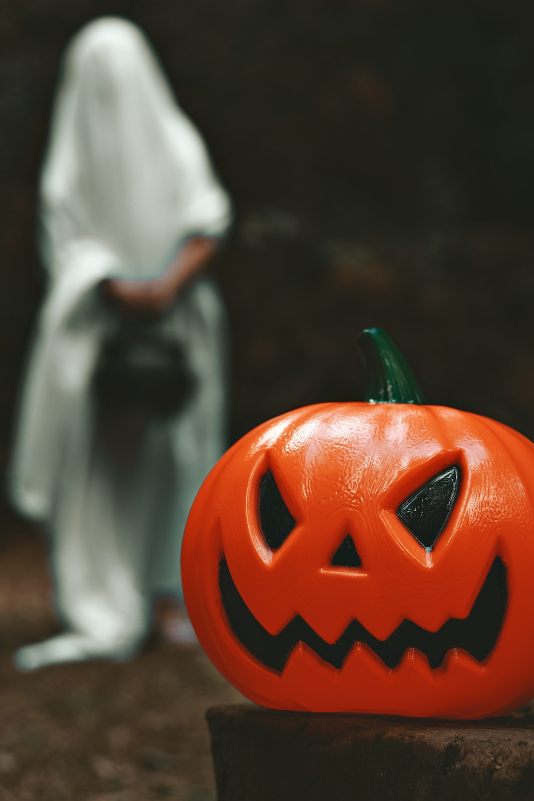 Allarme dagli esorcisti: Halloween a scuola e i rischi per i giovani tra l’orrido e il satanismo