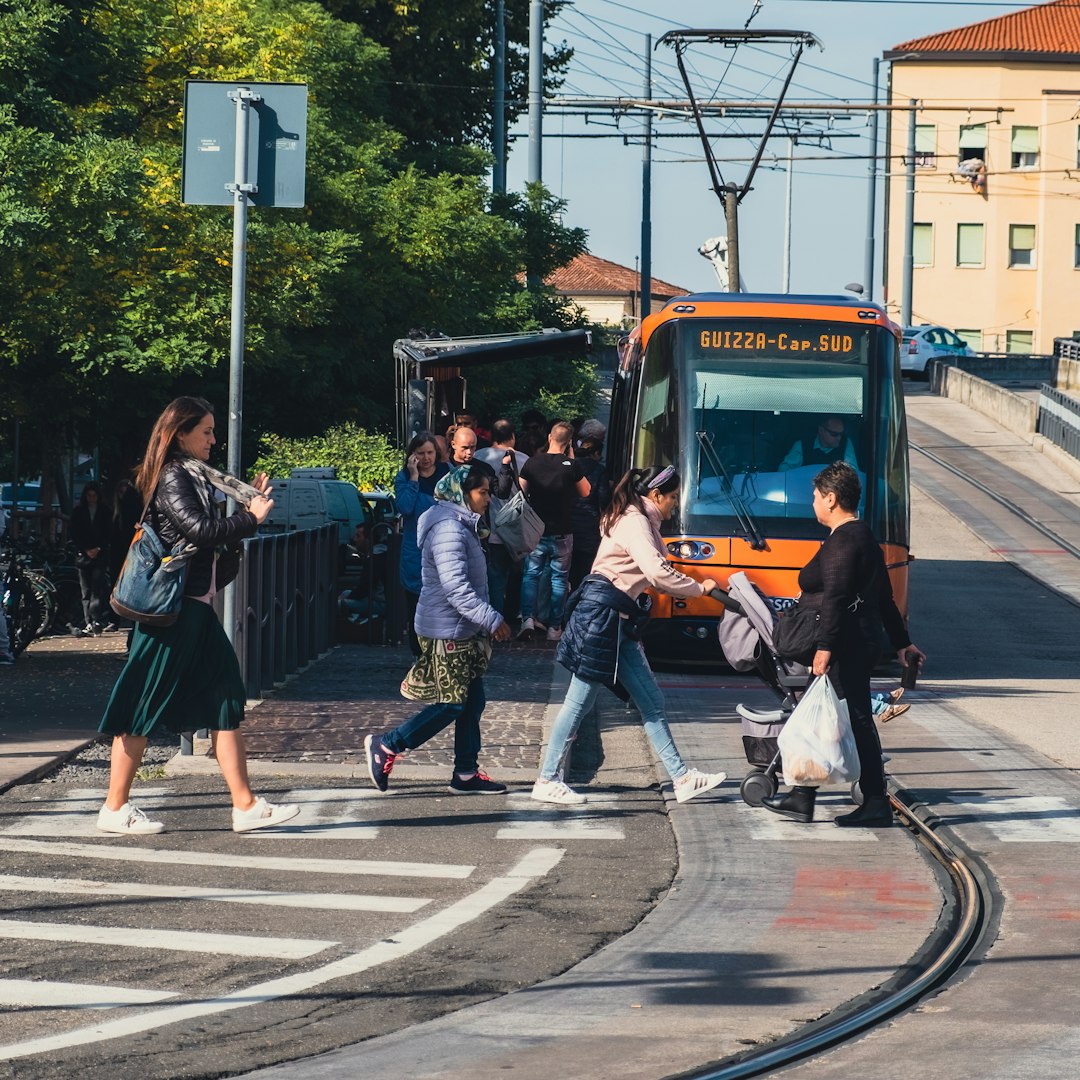 Mobilità universitaria e fuga di talenti: il bilancio economico e sociale della migrazione accademica in Italia