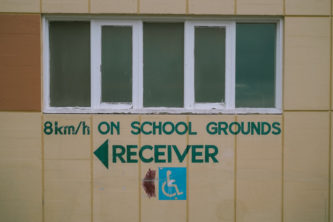 Cartello scolastico con limite di velocità e simbolo disabili, contesto rinnovo CCNL scuola 2025-27 e recupero 2013 Uil.