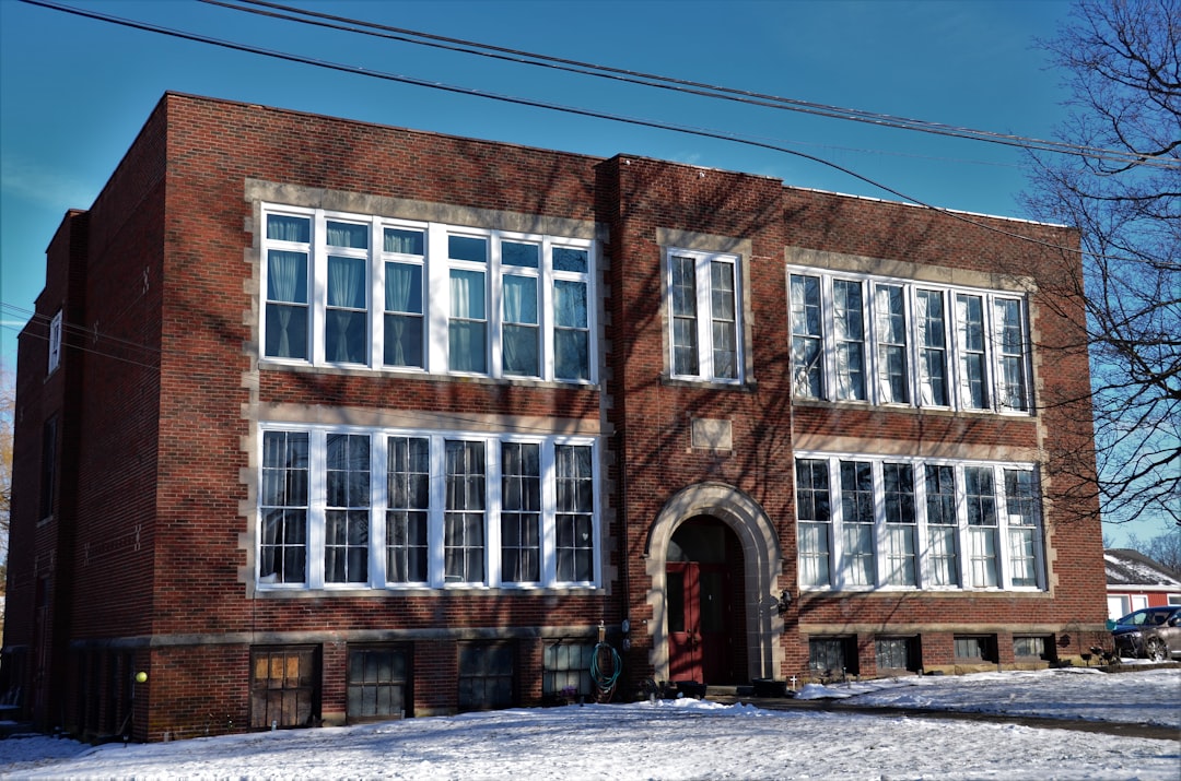 Edificio scolastico in mattoni rossi innevato, lavori di ristrutturazione finanziati con l'Otto per Mille Statale prorogati al 2026