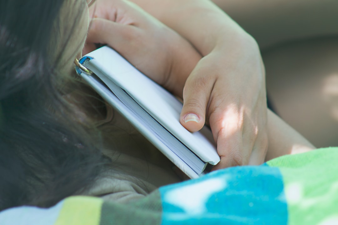 Insegnante accoltellata e parole di D’Avenia: come applicare davvero il divieto di cellulare ai ragazzi