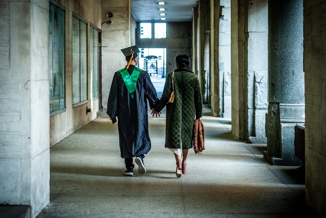 Laurea e occupazione: come la laurea riduce il divario tra generi ma le donne straniere restano in svantaggio