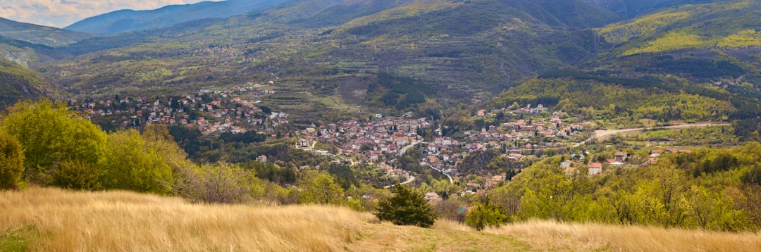 Panoramica di un comune montano italiano: case, boschi e montagne sullo sfondo, beneficiario del DPCM nuova classificazione.
