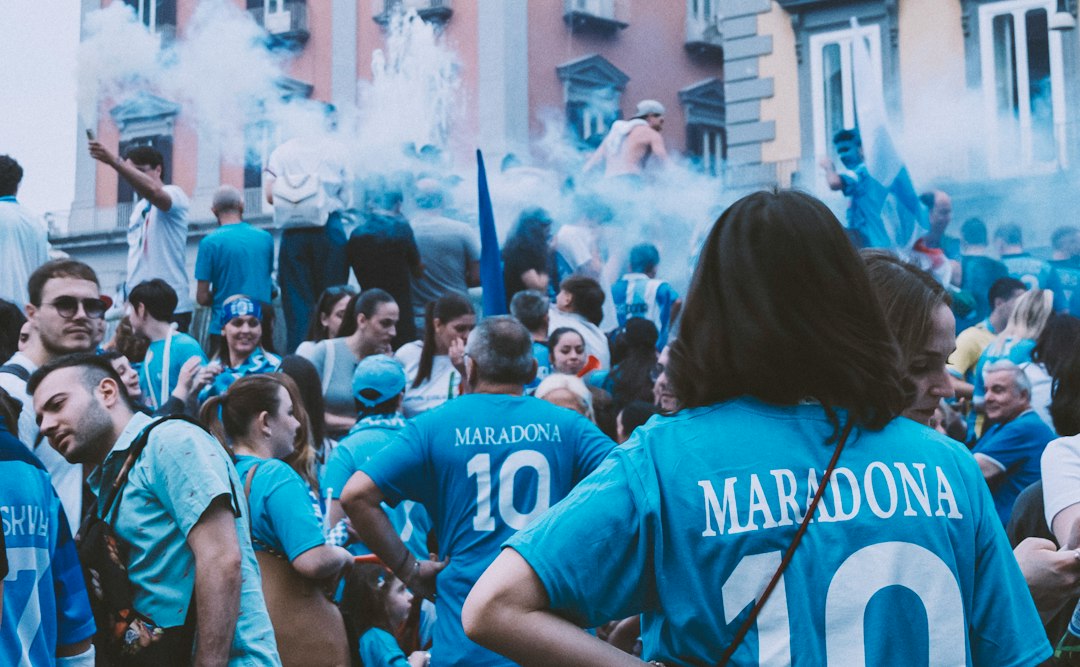 Studenti del Cuoco-Campanella di Napoli con maglie celebrative, gesto di responsabilità civica