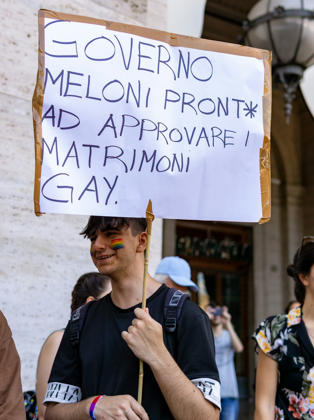 Il governo Meloni prepara il divieto del burqa a scuola e introduce tetti agli studenti stranieri per classe