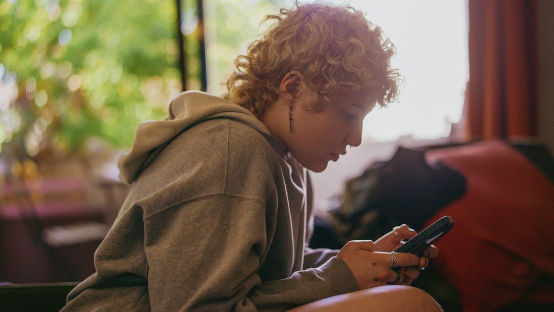 Adolescenti e dipendenze comportamentali: il nodo critico della salute mentale nelle scuole italiane