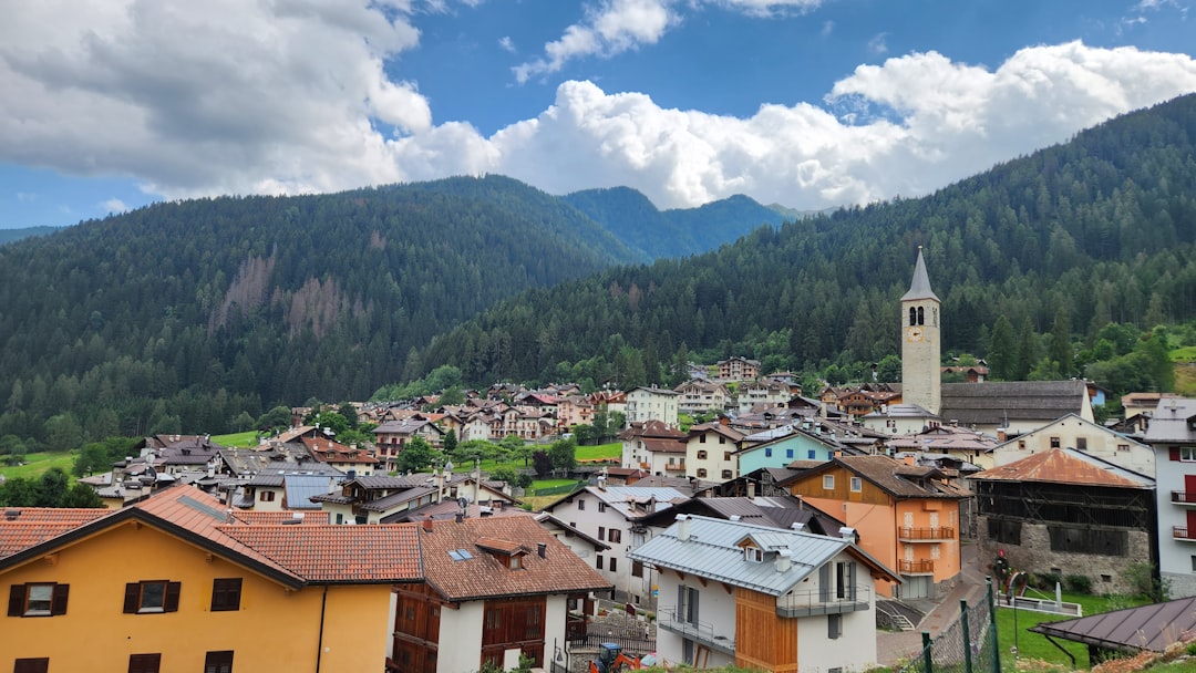 Paesaggio montano del Trentino con vista su un paese e la sua chiesa, rilevanza per il concorso DS e il ruolo del vicario.