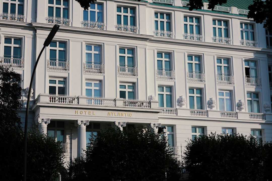 Ilaria Salis svegliata in hotel dal controllo preventivo: le garanzie per i parlamentari tornano al centro