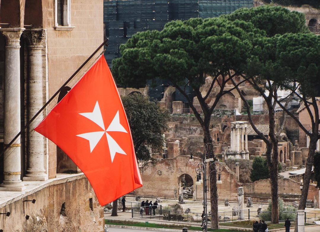 Il caso del 15enne italiano a Malta: udienza decisiva per il rilascio su cauzione e il nodo del ricatto digitale
