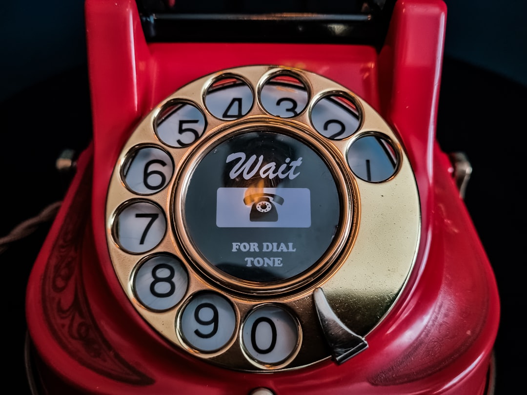 Telefono rosso vintage con scritta Wait for dial tone, metafora attesa convocazioni GPS e interpelli scuola, aggiornamenti in tempo reale.