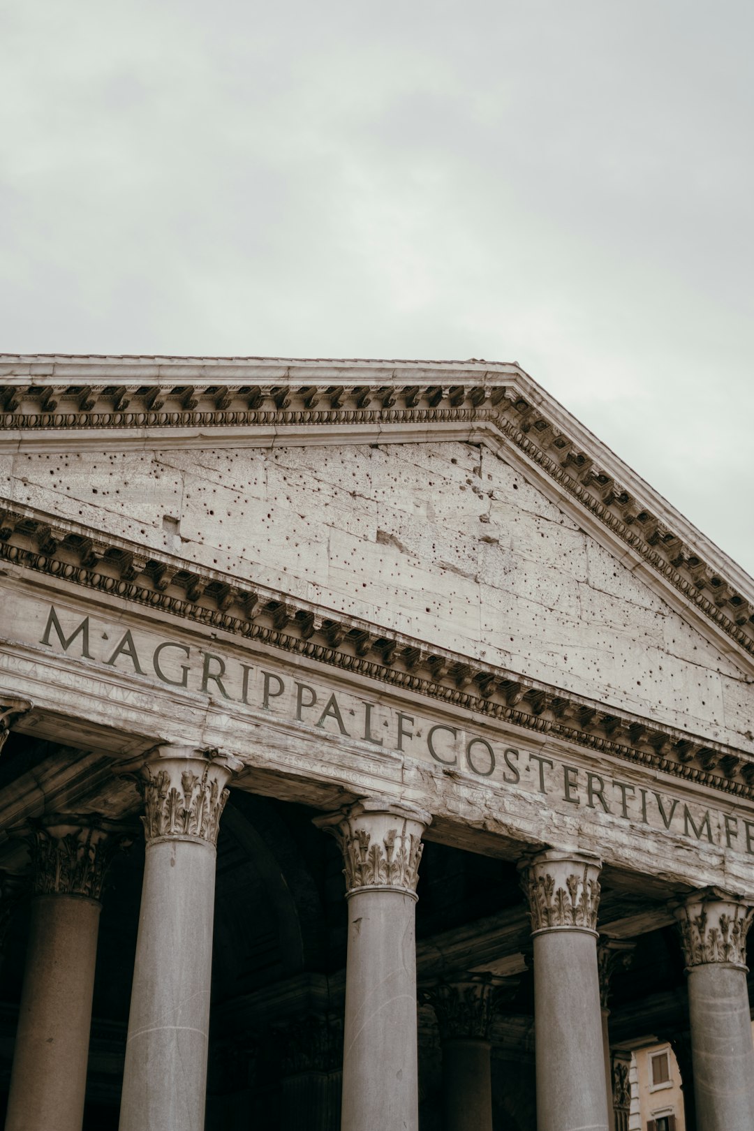 Pantheon di Roma, architettura antica e colonne maestose, sfondo per Mad for Science a Roma, evento scientifico con scuole finaliste.