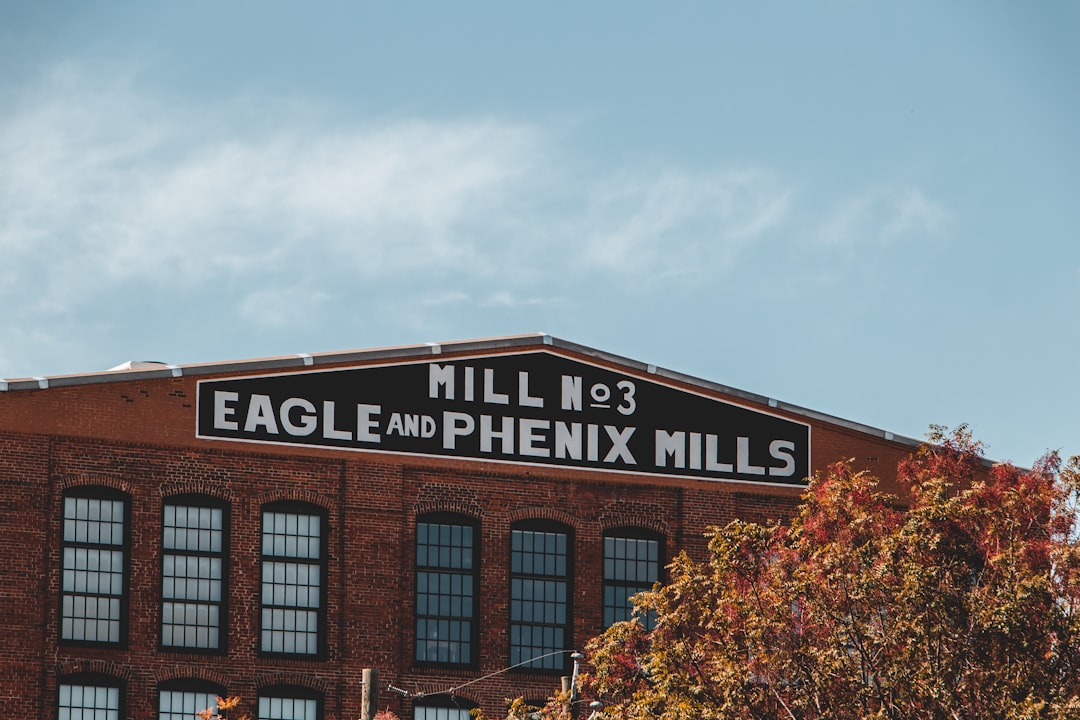 Edificio storico Eagle and Phenix Mills, simbolo di un sistema scolastico paritario sotto esame per diplomifici.