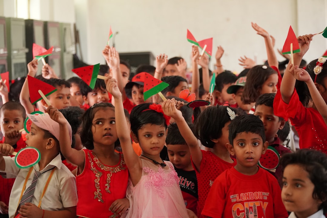 Bambini con bandiere a forma di anguria: protesta scolastica per Gaza del 22 settembre, mobilitazione globale del 3 ottobre.