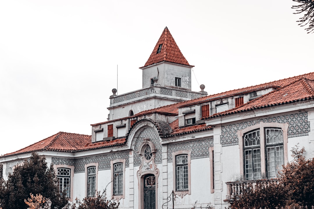 Edificio scolastico storico in Portogallo, simbolo delle sfide nell'alfabetizzazione dei bambini al termine della prima elementare.