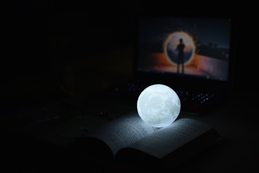 LIM realtà virtuale e intelligenza artificiale: basta una lavagna classica e un laser per spiegare perché di notte si illumina la Luna
