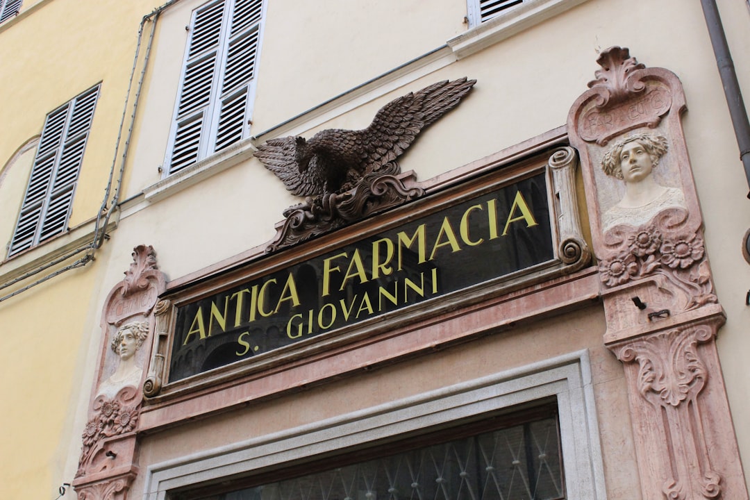 Antica Farmacia S. Giovanni a Parma: dettaglio architettonico e insegna storica vicino al luogo dell'aggressione alla studentessa.