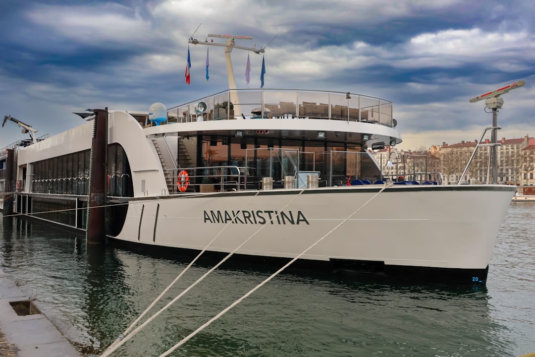 Nave da crociera Amakristina ormeggiata, simbolo del rientro in Italia della docente portavoce dopo l'appello di Mattarella.
