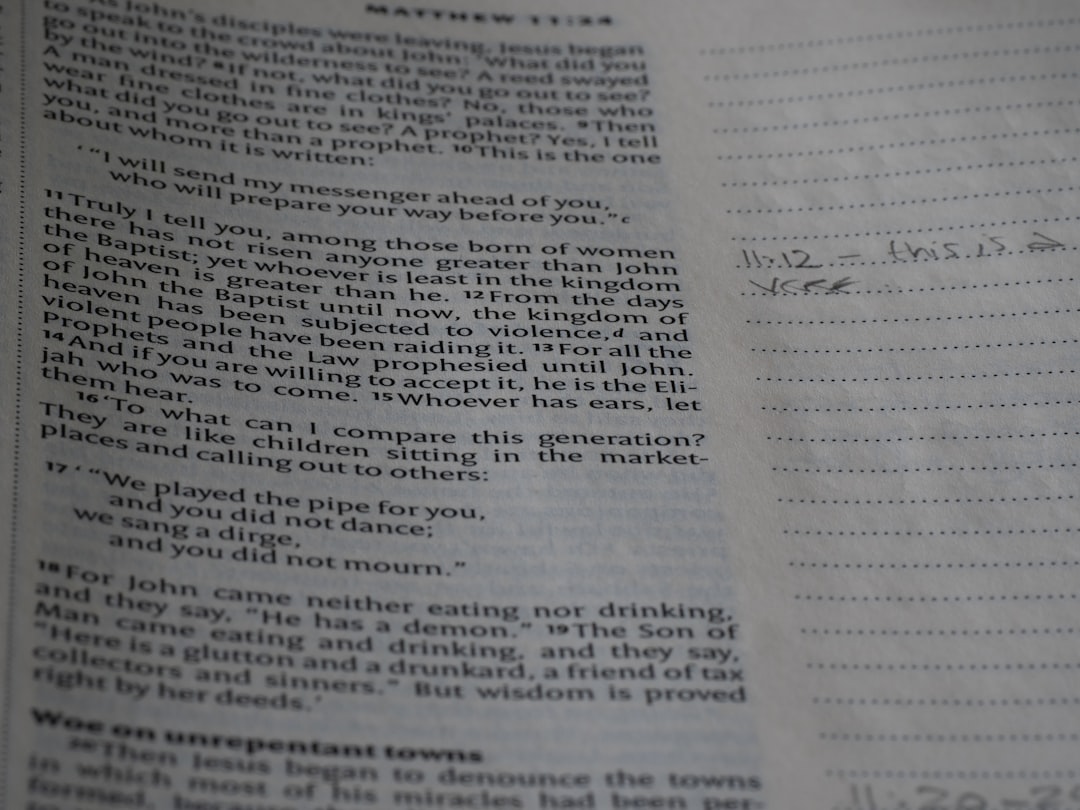 Annotazioni manoscritte su pagina biblica, versetto 11:12, con note a margine. Riferimento utile per approfondire il testo sacro.