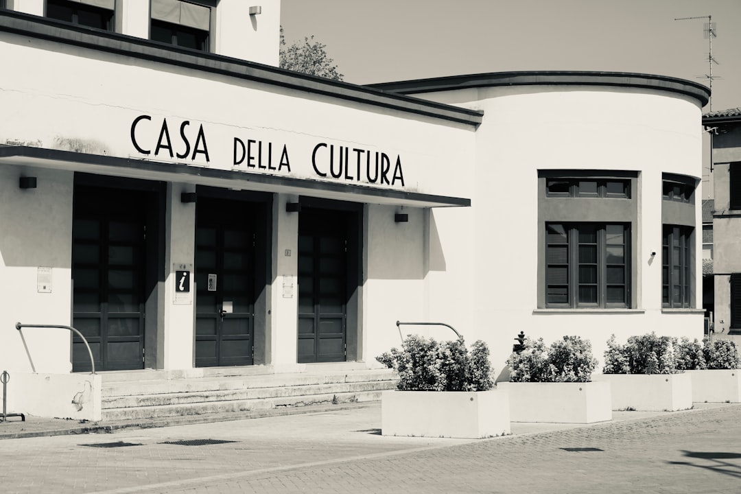 Casa della Cultura in bianco e nero, simbolo di impegno CISL Scuola per la cultura e l'istruzione nel nuovo contratto.