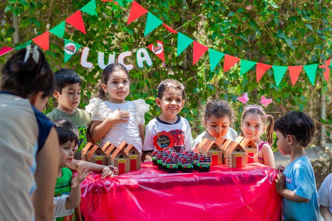 Luca Argentero e l'importanza dell'empatia scolastica: un invito a mettersi nei panni degli altri fin dai primi anni